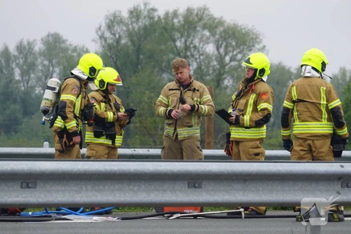 Auto vliegt al rijdend in brand