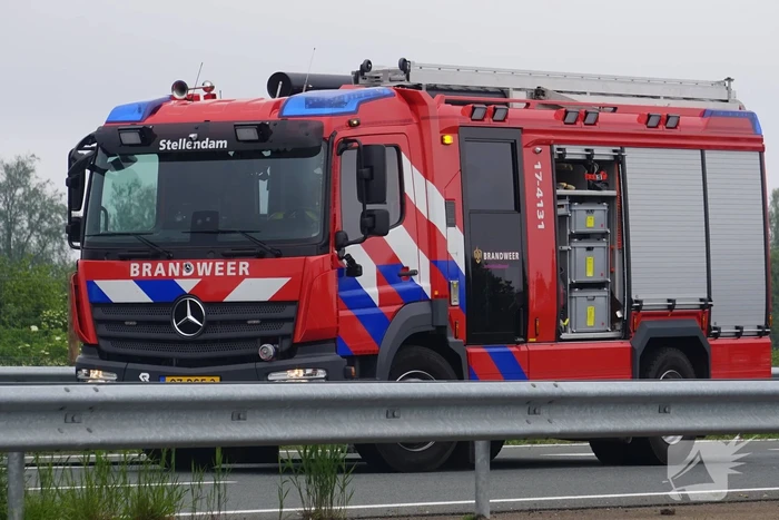 Auto vliegt al rijdend in brand