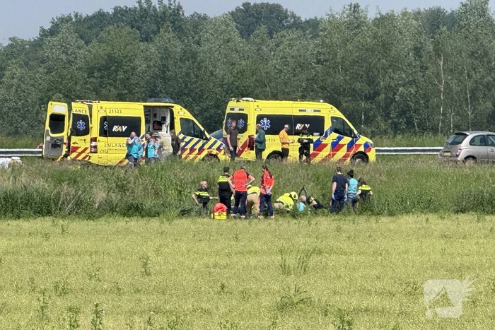 Auto raakt van snelweg en belandt in sloot, traumateam ingezet