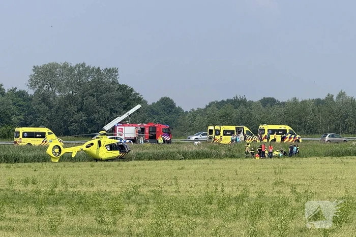 Auto raakt van snelweg en belandt in sloot, traumateam ingezet