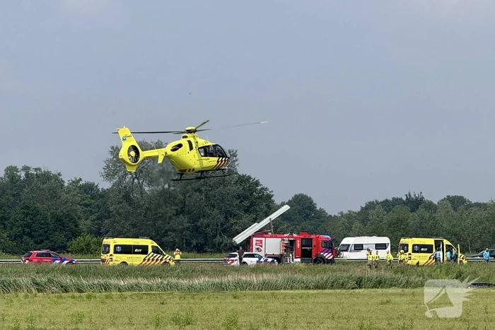 Auto raakt van snelweg en belandt in sloot, traumateam ingezet