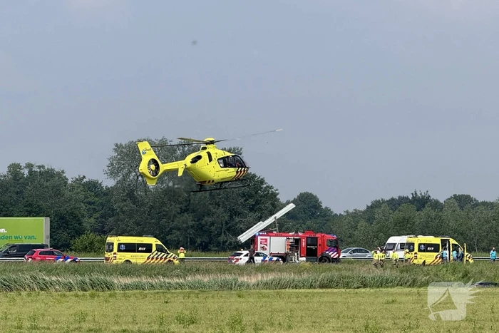 Auto raakt van snelweg en belandt in sloot, traumateam ingezet