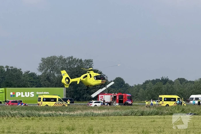 Auto raakt van snelweg en belandt in sloot, traumateam ingezet
