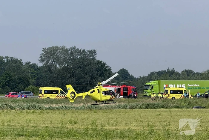 Auto raakt van snelweg en belandt in sloot, traumateam ingezet