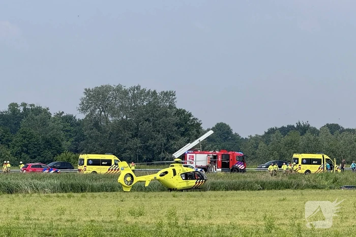 Auto raakt van snelweg en belandt in sloot, traumateam ingezet