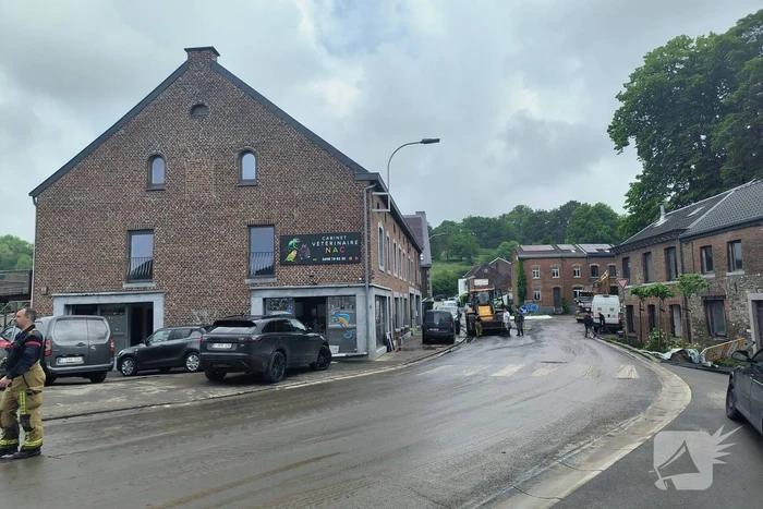 Straten en woningen ondergelopen door overstroming
