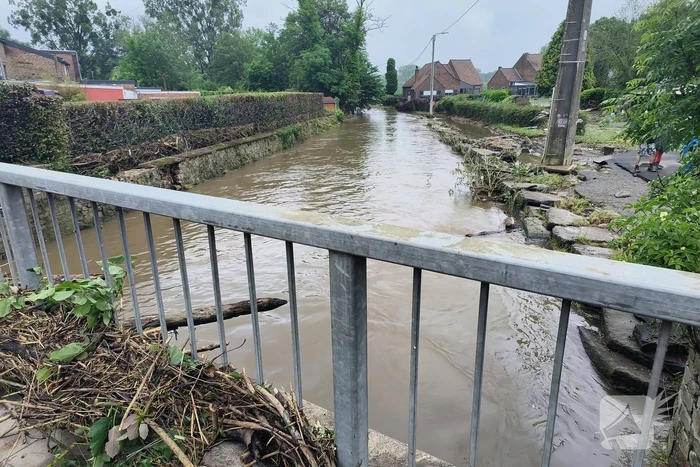 Straten en woningen ondergelopen door overstroming