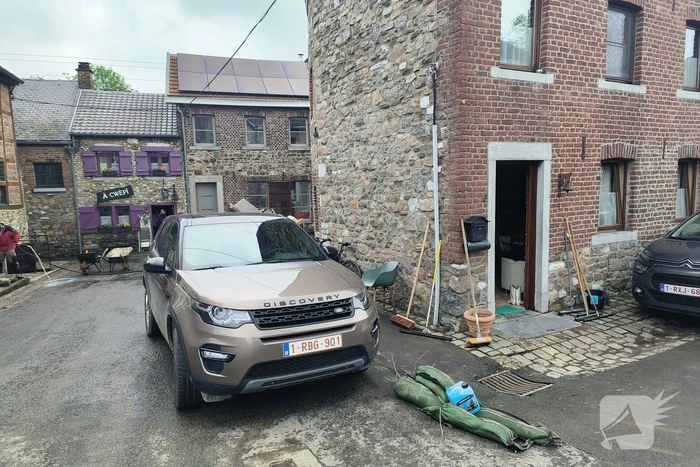 Straten en woningen ondergelopen door overstroming