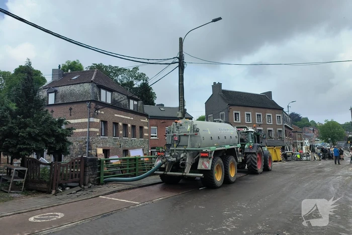 Straten en woningen ondergelopen door overstroming