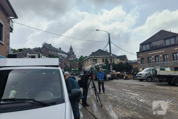 Straten en woningen ondergelopen door overstroming