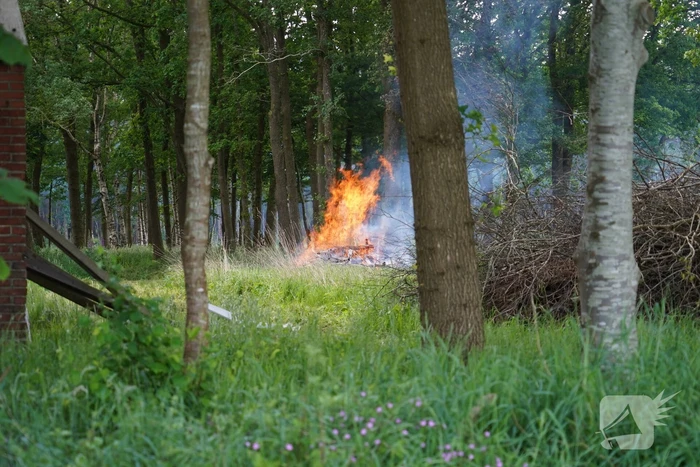Meerdere brandhaarden rondom boerderij