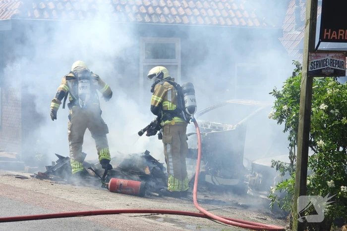 Twee voertuigen afgebrand tijdens werkzaamheden