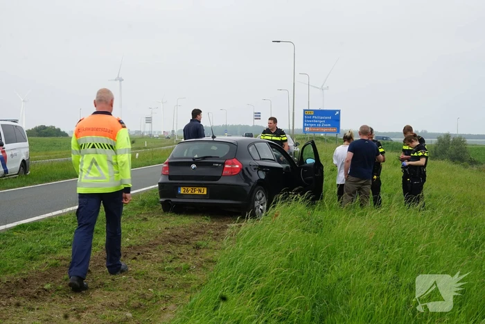 Auto raakt van weg, dronken inzittenden gaan gevecht aan met politie