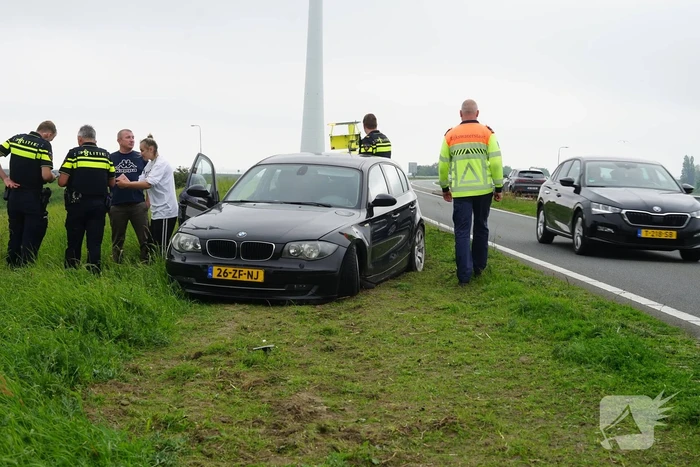 Auto raakt van weg, dronken inzittenden gaan gevecht aan met politie