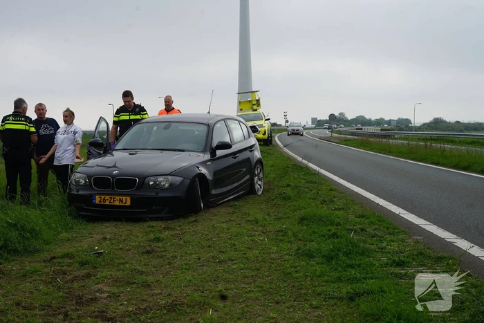 Auto raakt van weg, dronken inzittenden gaan gevecht aan met politie