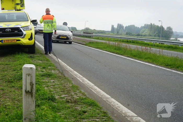 Auto raakt van weg, dronken inzittenden gaan gevecht aan met politie