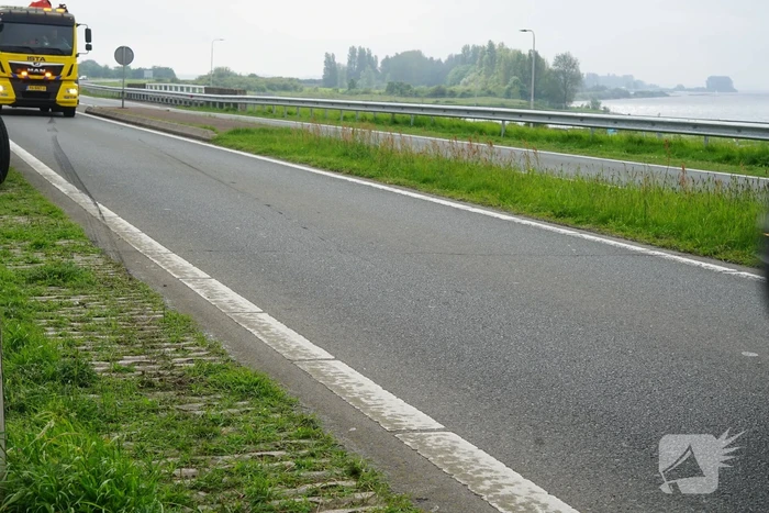 Auto raakt van weg, dronken inzittenden gaan gevecht aan met politie