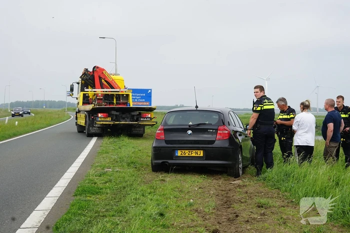 Auto raakt van weg, dronken inzittenden gaan gevecht aan met politie