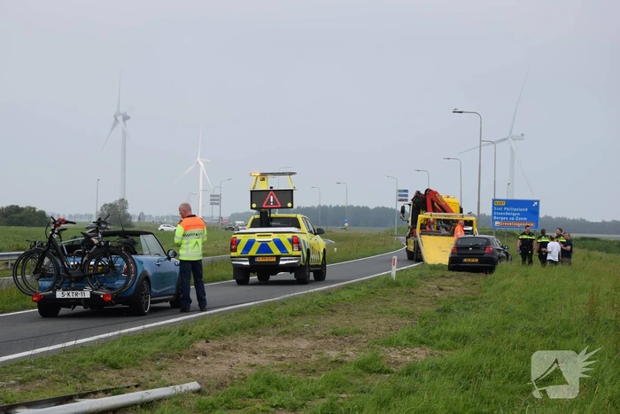 Auto raakt van weg, dronken inzittenden gaan gevecht aan met politie