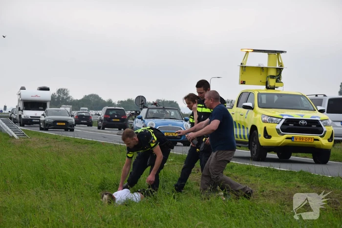 Auto raakt van weg, dronken inzittenden gaan gevecht aan met politie