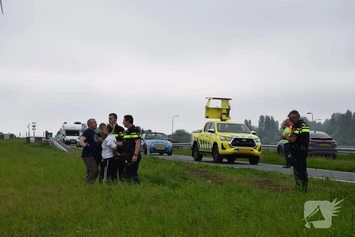 Auto raakt van weg, dronken inzittenden gaan gevecht aan met politie