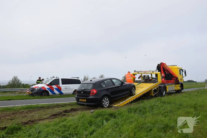 Auto raakt van weg, dronken inzittenden gaan gevecht aan met politie