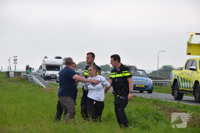 Auto raakt van weg, dronken inzittenden gaan gevecht aan met politie