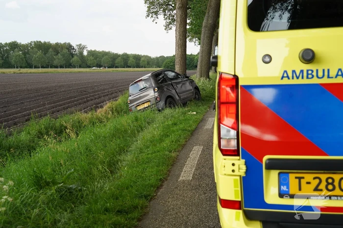 Automobilist gewond na crash tegen boom