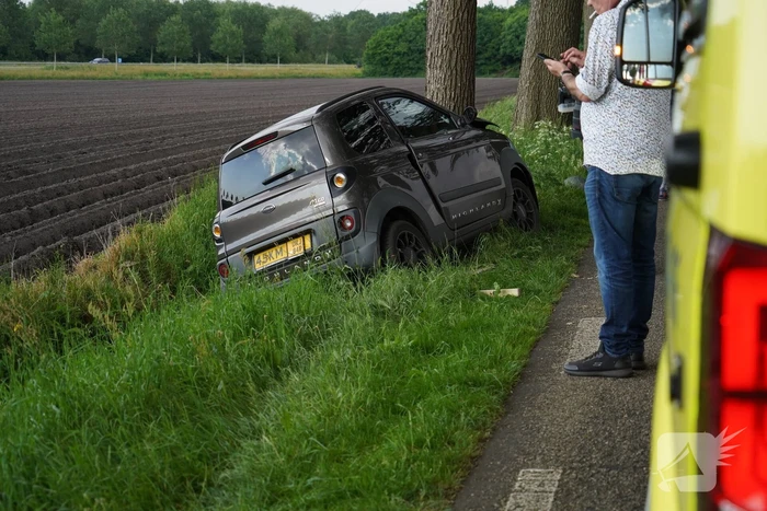 Automobilist gewond na crash tegen boom