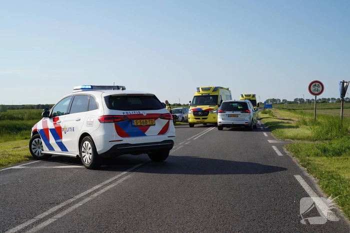 Fietser door auto geschept tijdens oversteek