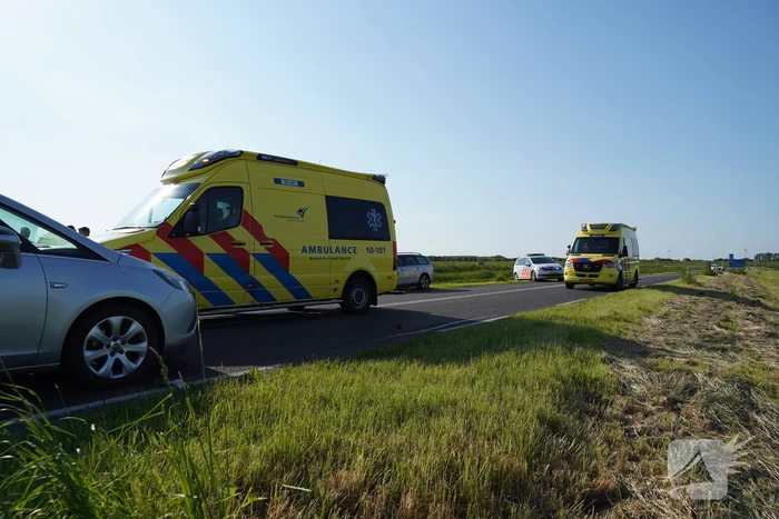 Fietser door auto geschept tijdens oversteek