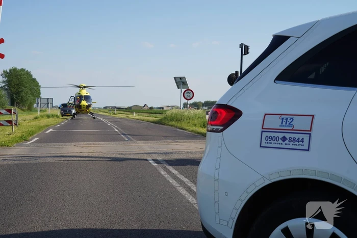 Fietser door auto geschept tijdens oversteek
