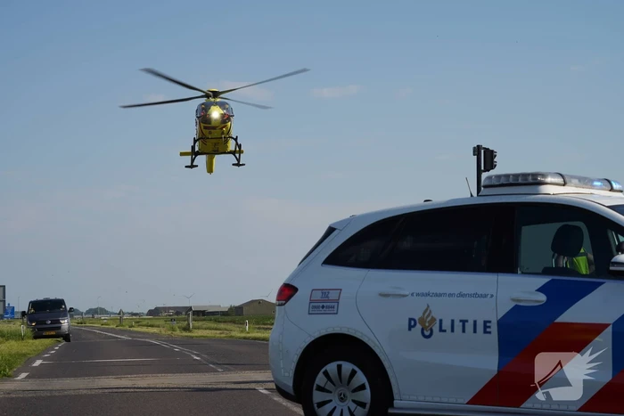 Fietser door auto geschept tijdens oversteek