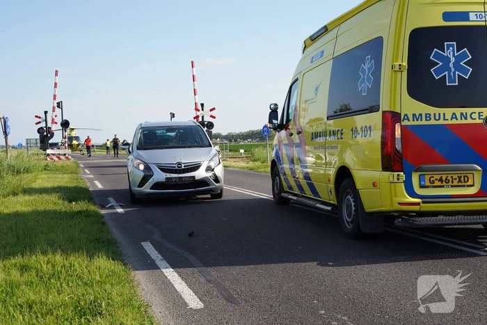 Fietser door auto geschept tijdens oversteek