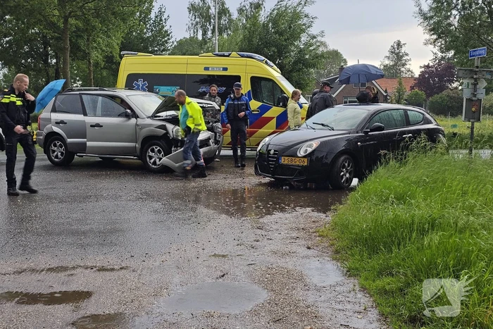 Schade na botsing tussen auto's op kruising