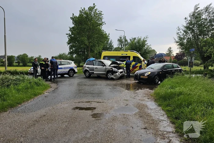 Schade na botsing tussen auto's op kruising