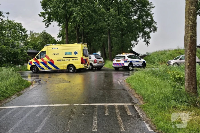 Schade na botsing tussen auto's op kruising