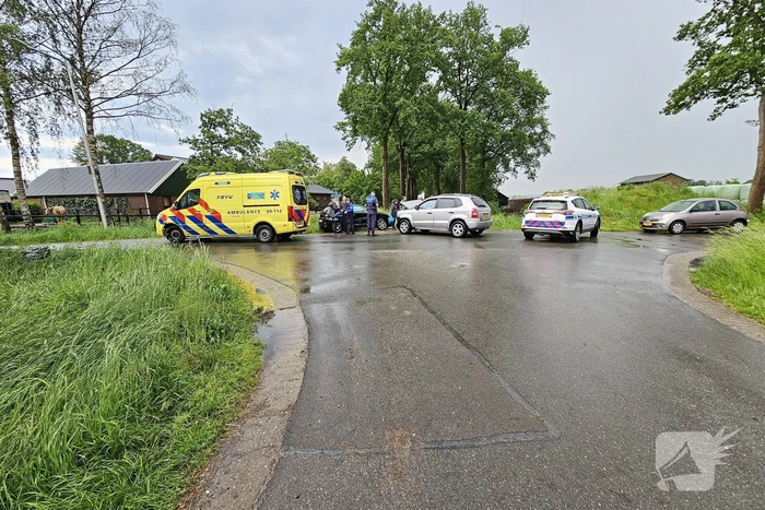 Schade na botsing tussen auto's op kruising