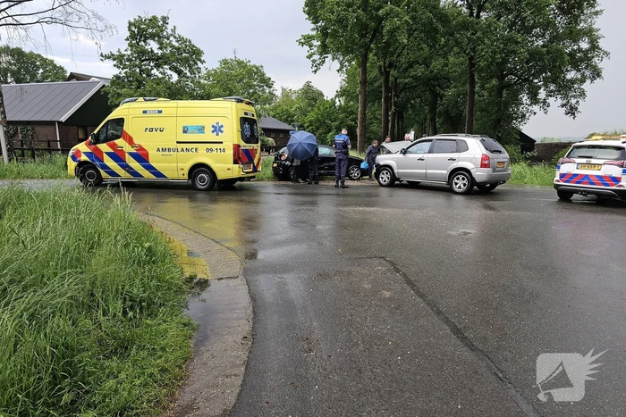 Schade na botsing tussen auto's op kruising