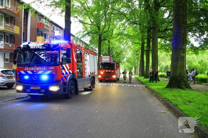 Brandweer blust brand in flat