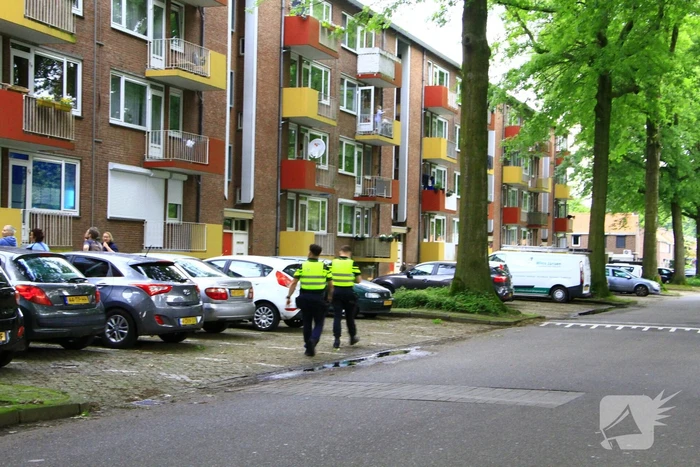 Brandweer blust brand in flat