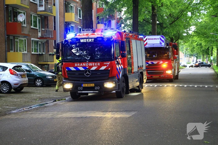 Brandweer blust brand in flat