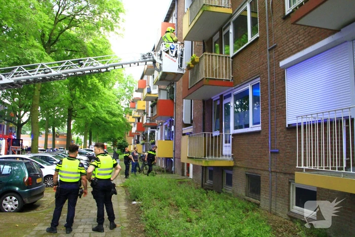 Brandweer blust brand in flat