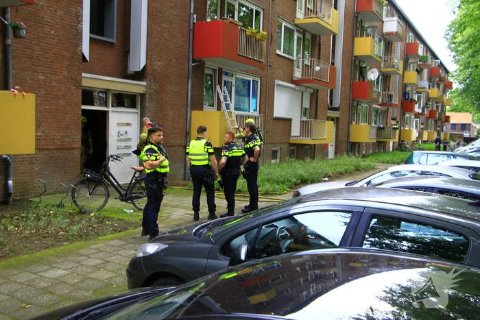Brandweer blust brand in flat