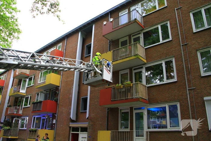 Brandweer blust brand in flat