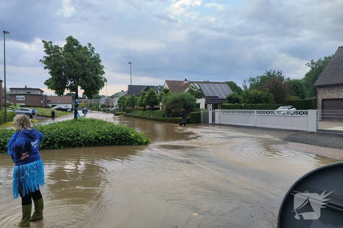 Dorp ondergestroomd, schade enorm