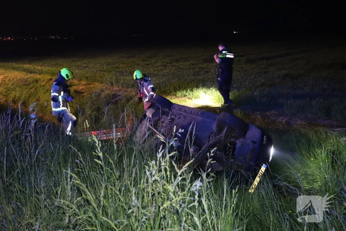 Auto belandt in sloot bij ongeval