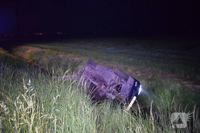 Auto belandt in sloot bij ongeval