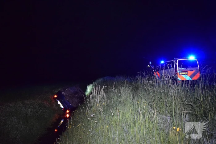 Auto belandt in sloot bij ongeval