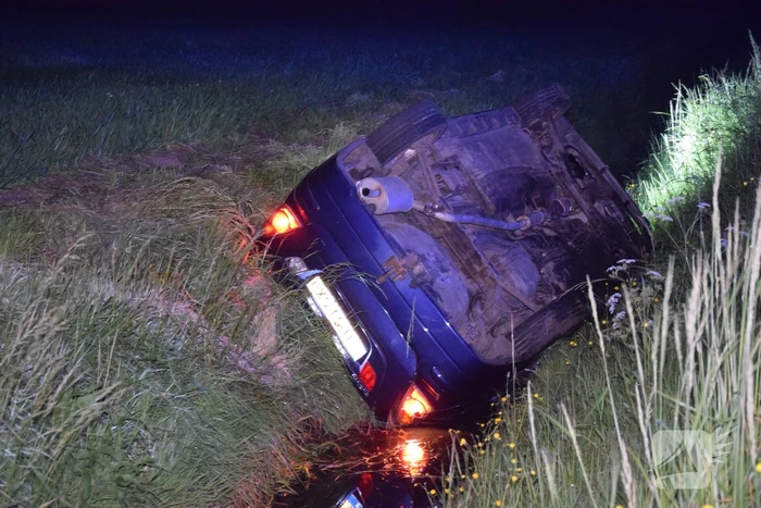 Auto belandt in sloot bij ongeval